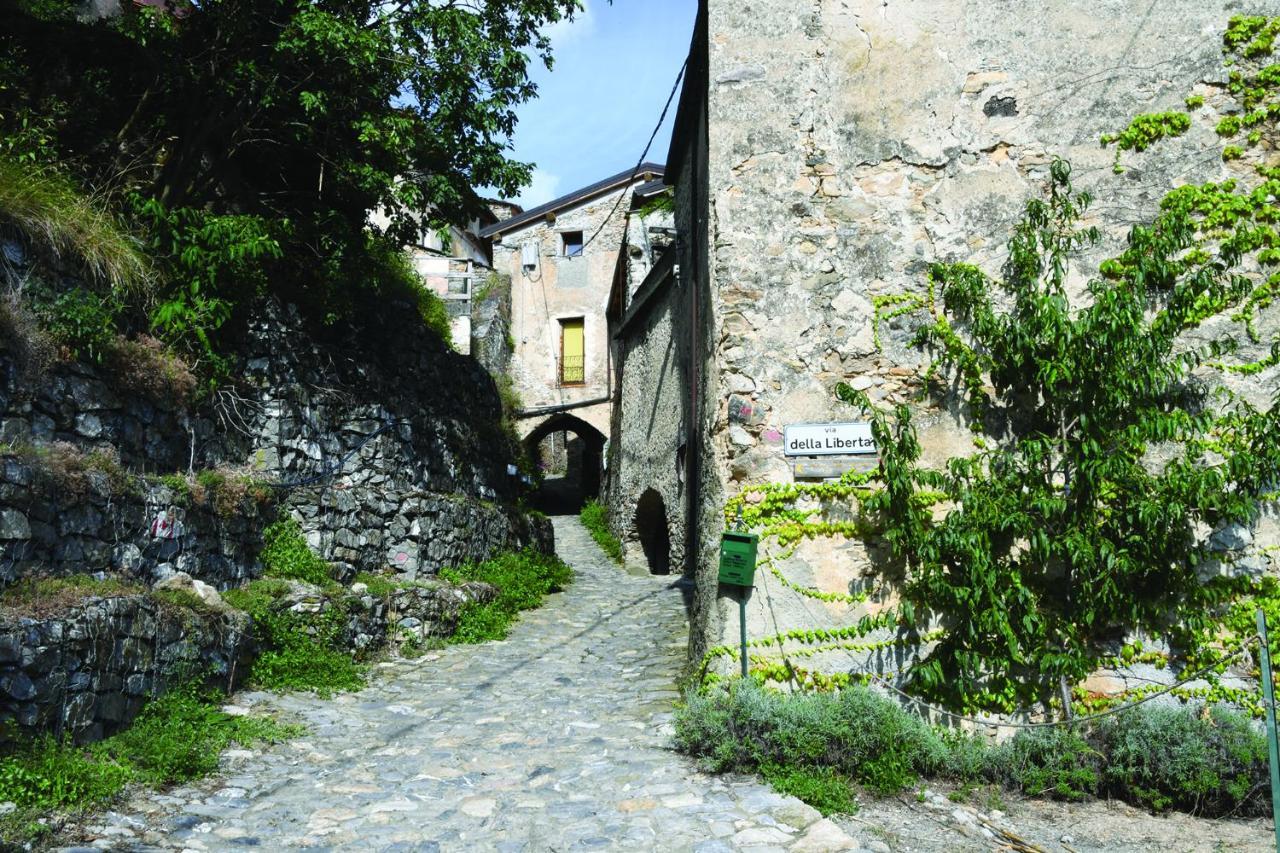 Agriturismo Nonnamelia Nasino Exteriör bild